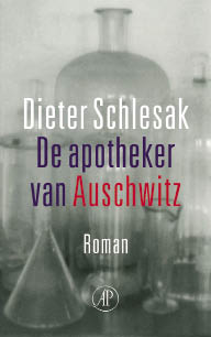 Dieter Schlesak, De apotheker van Auschwitz, Arbeiderspers, 352 blz., 24,95 euro.