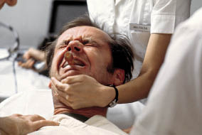 In de film One flew over the cuckoo’s nest (1975) komt Jack Nicholson terecht in een psychiatrische instelling waar lastige patiënten onder meer worden bestraft met elektroshocktherapie. De film heeft bijgedragen aan het stigmatiseren van ECT. beeld: Universal Artists