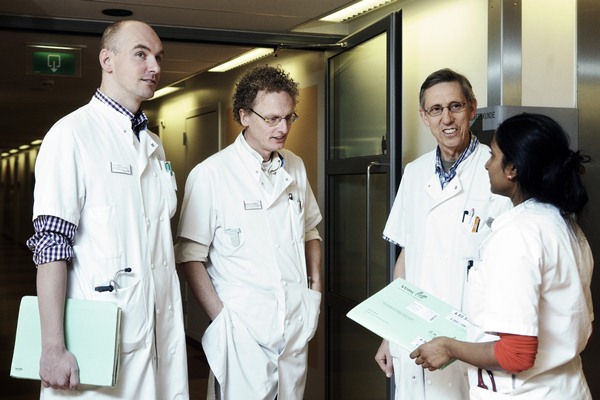 De Beeldredaktie, Dingena Mol - Internist-infectioloog Michiel van Agtmael (tweede van links) met collega's in de gang van het VUmc.