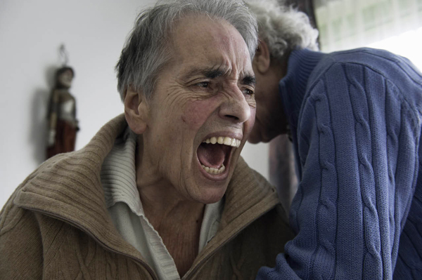 Bejaarde vrouw met de ziekte van Alzheimer. Ze woont in een verpleeghuis, is totaal de weg kwijt en gilt soms uren achter elkaar. Beeld: Sabine Joosten, HH