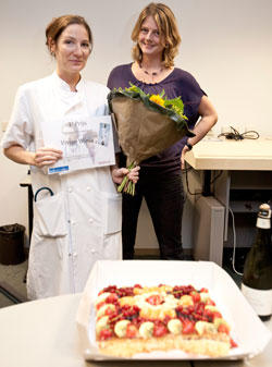 Jurylid dokter Anne Hermans (rechts) reikte de prijs (300 euro) uit aan Winia in het LUMC.<BR>Beeld: de Beeldredaktie, Floren van Olden