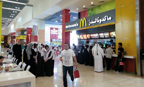 Fastfood is populair in de Verenigde Arabische Emiraten. McDonald’s serveert de McArabia, een Arabische hamburgervariant met kip op een pitabroodje.